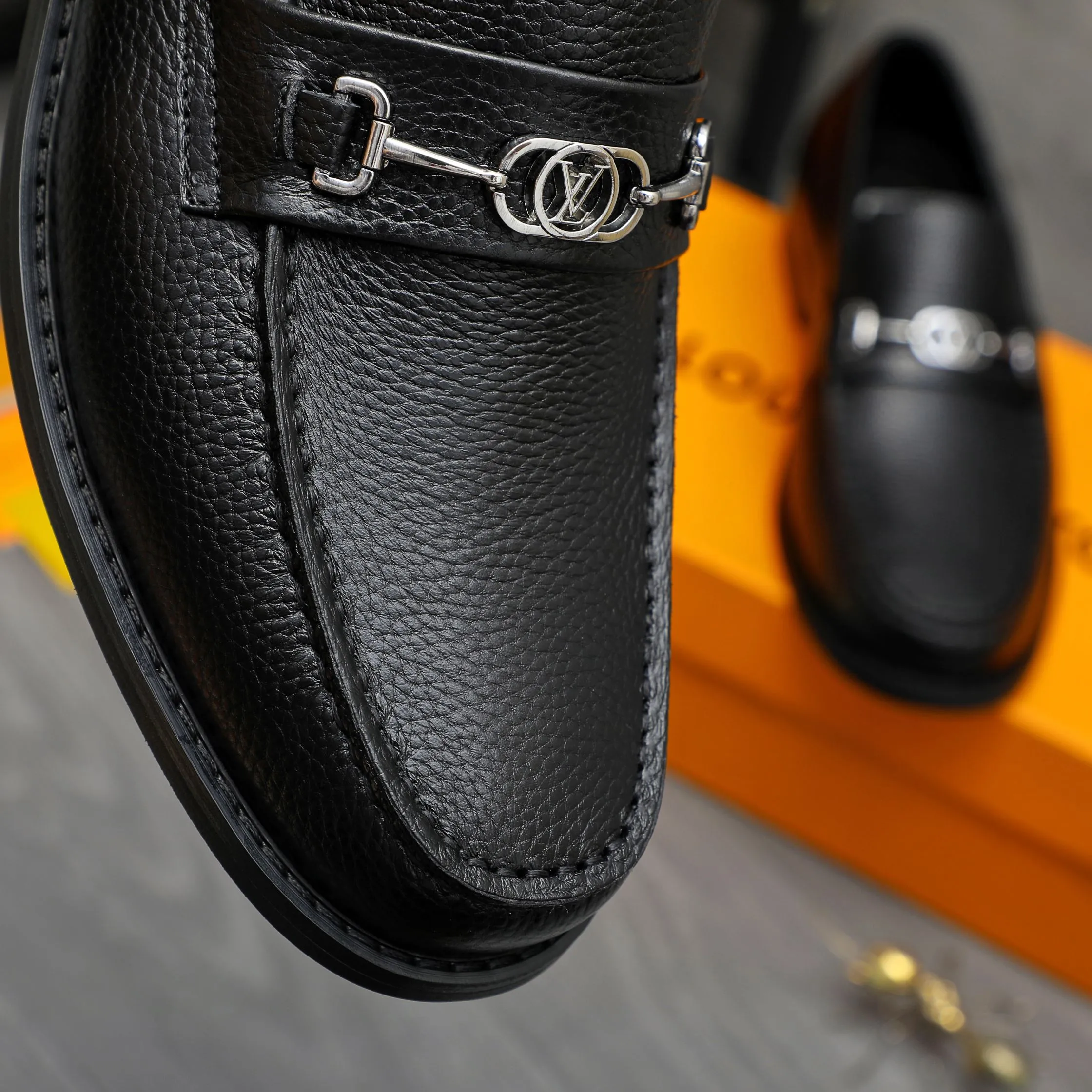 Men's shoes 💰p460 Product trademark: LV (Louis Vuitton) business slip-on leather shoes. Regular size: 38-45 (45 is custom-made and non-returnable) Product materials: Selected high-quality pebbled cowhide upper, cowhide lining, original rubber outsole